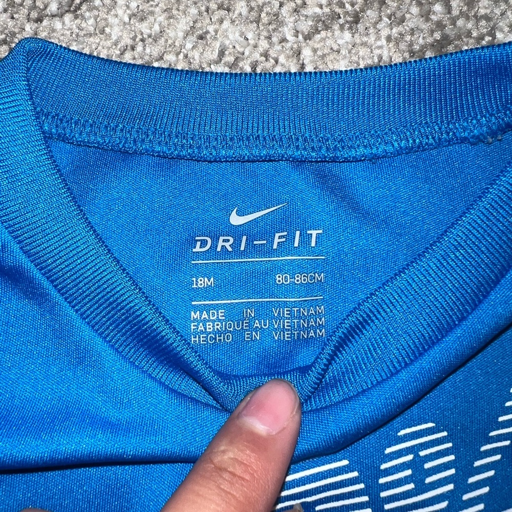 Like new 18m Nike set smoke/pet free